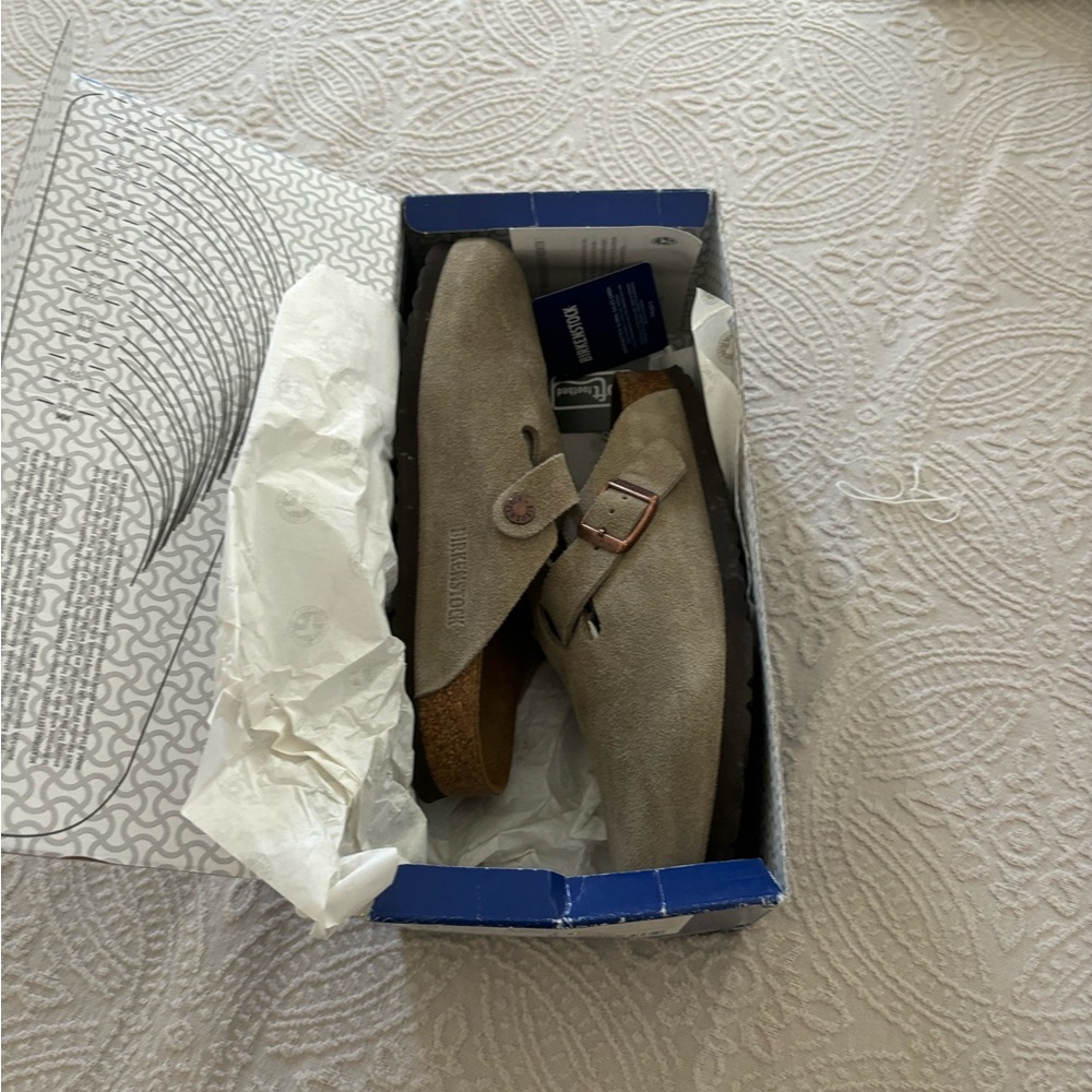 Birkenstock Boston taupe like new condition. Women’s size  7 narrow fit.